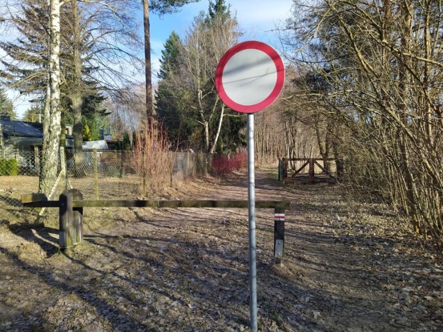 Przed zjazdem w okolicach Jeziora Karolewskiego stoi znak "zakaz ruchu"