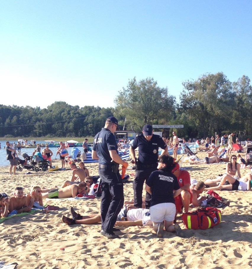 Akcja ratownicza na plaży w Skorzęcinie