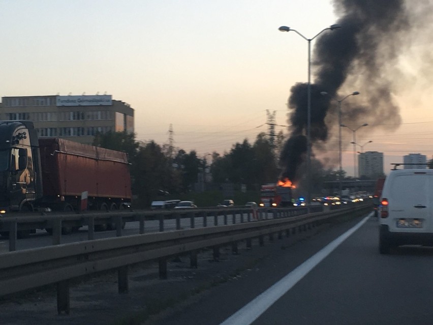 Uwaga! S 86 zablokowana w stronę Sosnowca. Płonie naczepa