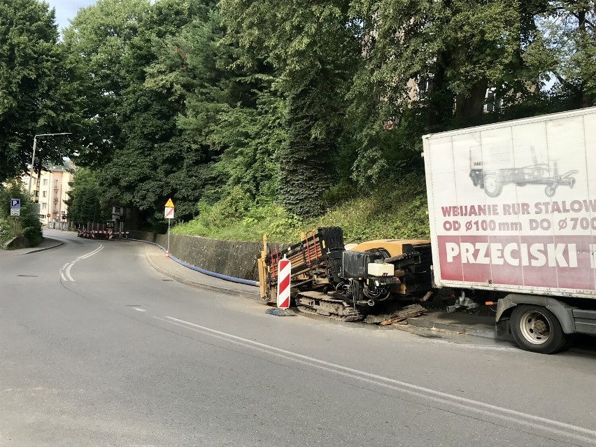 Remont drogi na ul. Garncarskiej i Bobreckiej w Cieszynie. Kierowcy muszą uważać na niebezpieczny zakręt