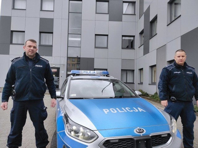 Policjanci sierż. Sławomir Grzankowski i sierż. Paweł Spychał z KPP w Tucholi zaraz po styczniowej akcji na ul. Cegielnianej