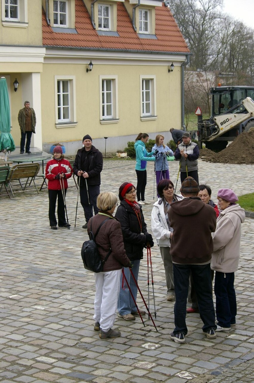 Ponad 90 uczestników imprezy nordic-walking w Ośrodku Edukacji Przyrodniczej w Chalinie