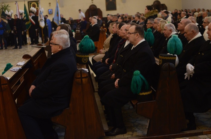 Barbórka 2018 w Bełchatowie. Górnicy wzięli udział we mszy świętej i przemaszerowali ulicami miasta [ZDJĘCIA]