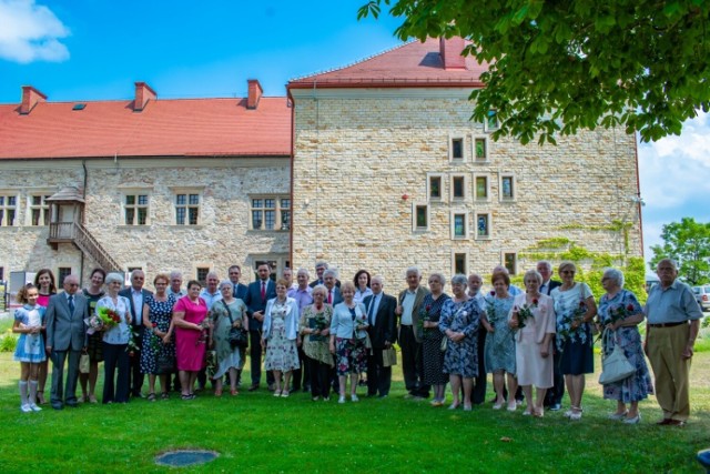 Uroczystość Złotych Godów w Sanoku. Gratulacje i medale odebrało 13 par. Łącznie jubileusz obchodziło 19 par