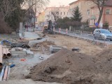 Trwa przebudowa ulic Jana Pawła II i Piastowskiej w Brzegu. Jak przebiegają prace? [ZDJĘCIA]