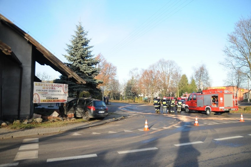 Żabno: wypadek dwóch samochodów. Auto wjechało w restaurację [GALERIA]