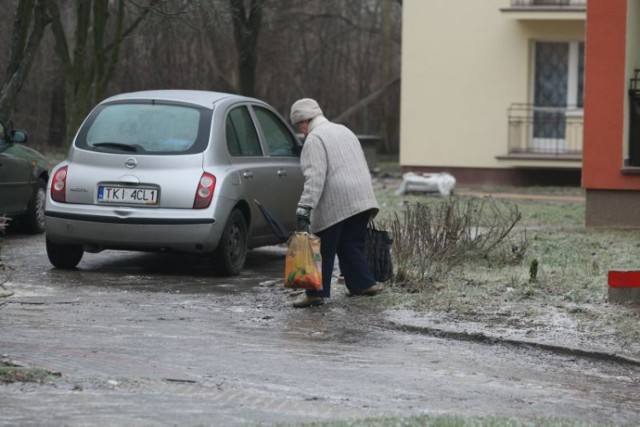 Sytuacja na chodniku przy ulicy Piekoszowskiej jest dramatyczna. Osoby starsze miały problemy nawet z wyjściem po drobne zakupy.