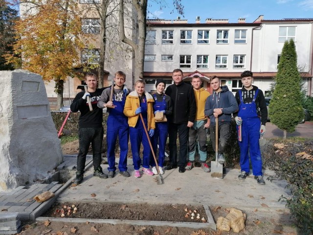 Uczniowie wraz dyrektorem Jerzym Jabczugą podczas akcji sadzenia tulipanów