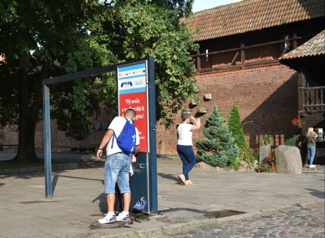 PWiK w Malborku w każdym sezonie uruchamia kurtynę wodną przy Muzeum Zamkowym.