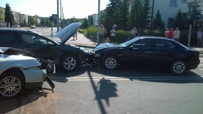 Na skrzyżowaniu Wiejska - Gajowa zderzyły się cztery samochody [wideo]