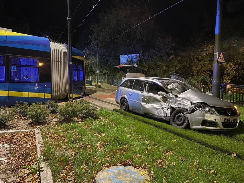 Na ulicy Bydgoskiej w Toruniu doszło do zderzenia samochodu...