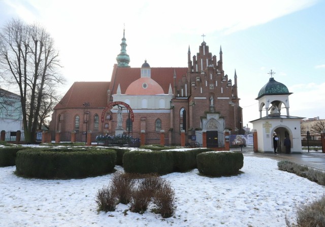 Miasto ma przeznaczyć 3 miliony 444 tysiące złotych na zadanie pod nazwą „Prace remontowo – konserwatorskie Zespołu Bernardyńskiego w Radomiu – Pomnika Historii”, ale 3 miliony 375 tysięcy złotych z tej kwoty ma pochodzić z Rządowego Programu Odbudowy Zabytków. 

Na kolejnych slajdach zobacz jak obecnie prezentuje się kościół świętej Katarzyny w Zespole Bernardyńskim oraz kościół farny.