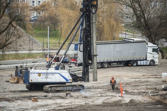 W związku z inwestycją wbijane są betonowe, zbrojone pale, mające stanowić część fundamentów przyszłego wiaduktu.