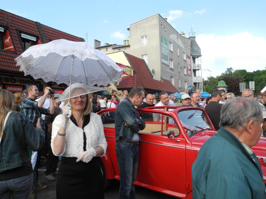 Parada pojazdów zabytkowych ulicą Wyszyńskiego