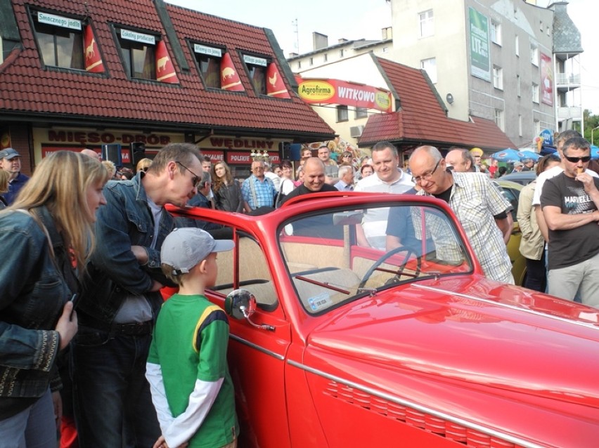 Parada pojazdów zabytkowych ulicą Wyszyńskiego