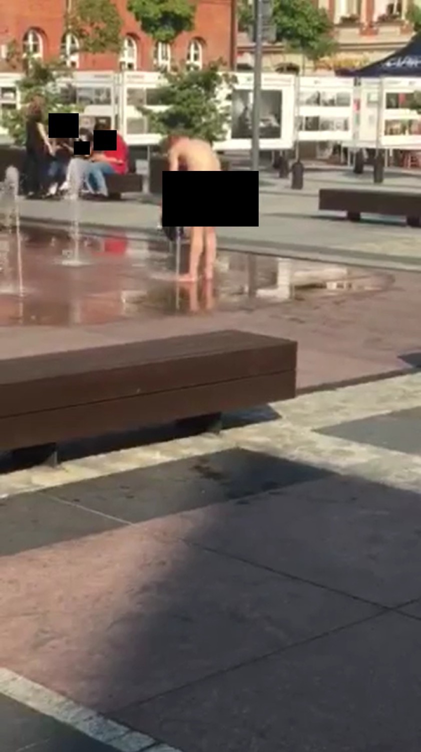 Nagi mężczyzna kąpie się i pierze w fontannie w Szczecinku [zdjęcia]