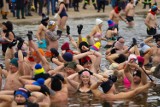 Powiat toruński. Wielkie morsowanie dla WOŚP. Setki osób kąpały się w jeziorze w Kamionkach [dużo zdjęć]