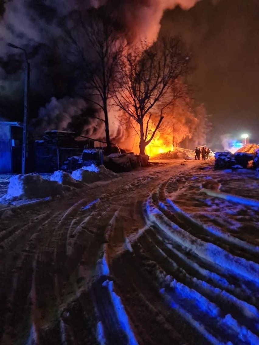 Groźny pożar tartaku w Starym Sączu [ZDJĘCIA]