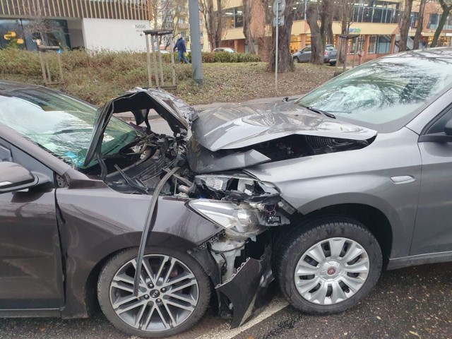 Dwie osoby poszkodowane w wyniku zderzenia dwóch osobówek w Sopocie. Duże utrudnienia w ruchu drogowym