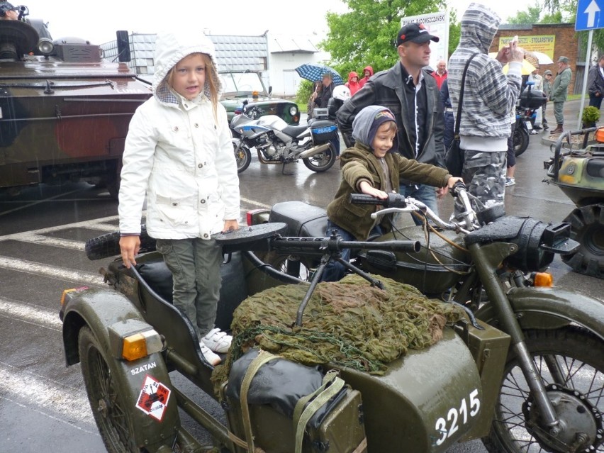 Zlot Pojazdów Militarnych Wapienniki 2012: Parada i pokaz w Radomsku [ZDJĘCIA+FILM]