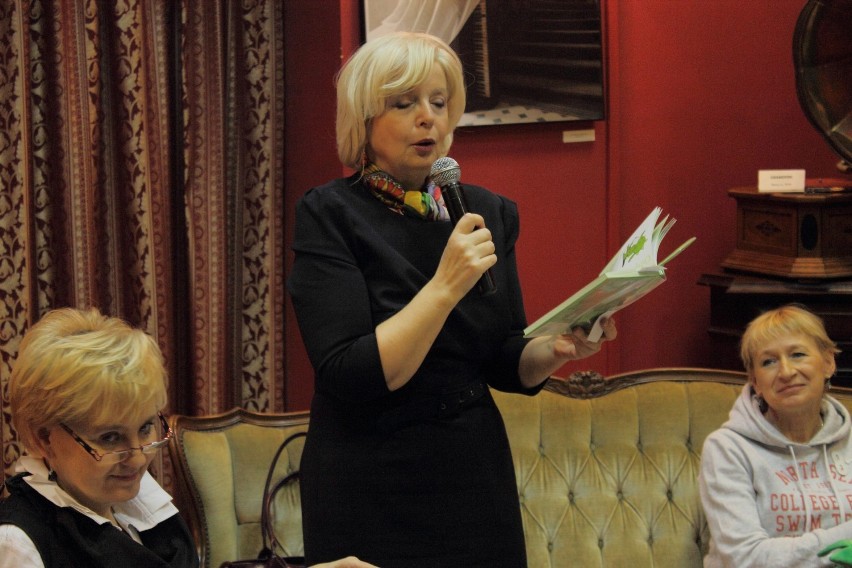 Czytający goście biesiady- Urszula Guźlecka prezentuje fragmenty książek Joanny Olech.