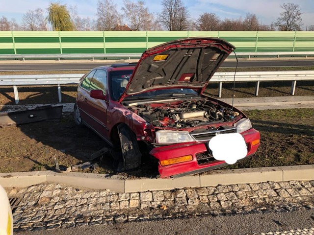 Gmina Nowy Dwór Gdański. Samochód osobowy uderzył w przydrożne barierki na trasie S7. Jedna poszkodowana osoba trafiła do szpitala.