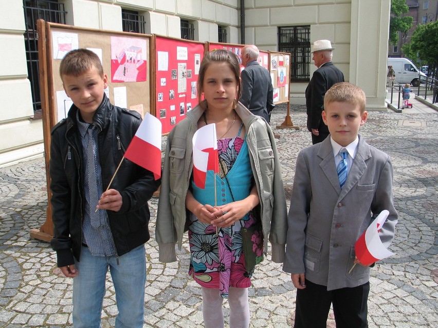 Głogów: Rekordowo długa flaga na ulicach Głogowa (ZDJĘCIA)