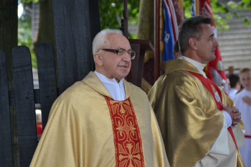Wieruszów: Ordynariusz diecezji kaliskiej poświęcił odnowiony ołtarz i tabernakulum[Zdjęcia]