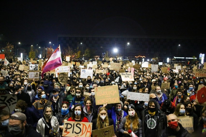 Strajk Kobiet. Fala komentarzy: "Atmosfera jak podczas Majdanu", "agresywne kobiety wychodzą na ulice"