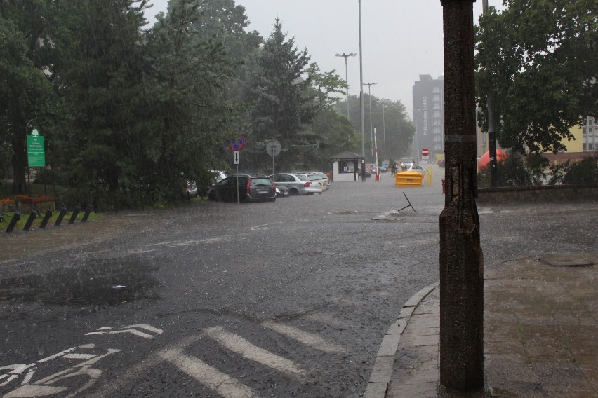 Burza w Łodzi. Gwałtowna ulewa z gradem przeszła nad miastem [ZDJĘCIA]