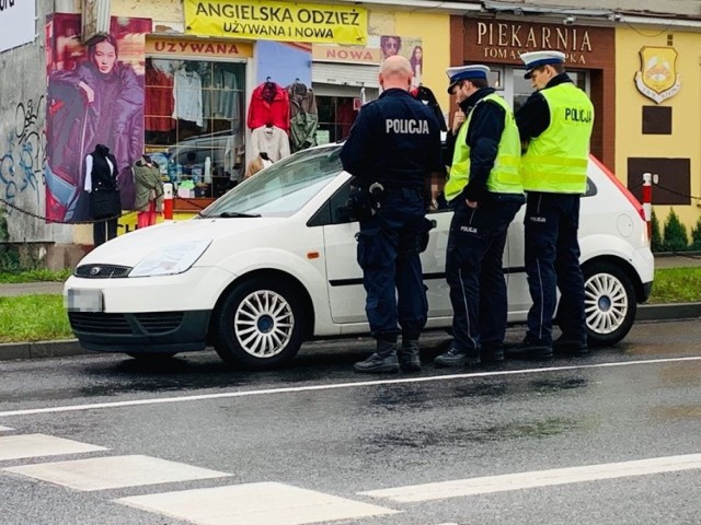 Do potrącenia doszło we wtorek, 8 października, na ul. Sulechowskiej. Na miejsce dojechały służby ratunkowe.
 
Do potrącenia doszło po godz. 15.00. Kobieta została potracona na przejściu dla pieszych na jezdni w kierunku CRS. Na miejscu są już służby ratunkowe. Dojechała również zielonogórska policja.

Przypomnijmy, że do tragicznego w skutkach potrącenia doszło też w Gorzowie Wlkp. GORZÓW WIELKOPOLSKI. Tragiczny finał wypadku w Gorzowie Wielkopolskim. W szpitalu zmarła potrącona kobieta

Zobacz też wideo: W pustostanie znaleziono zwłoki noworodka. Policjanci dotarli do matki dziecka.
