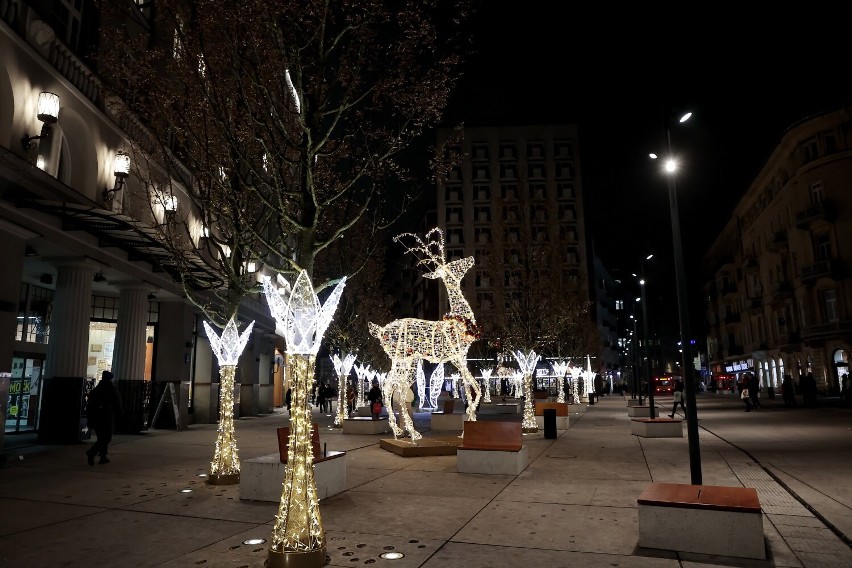 Świąteczna iluminacja w Warszawie. Lśniące dekoracje stanęły na placu Pięciu Rogów. Tak światełka ozdobiły betonowy plac 