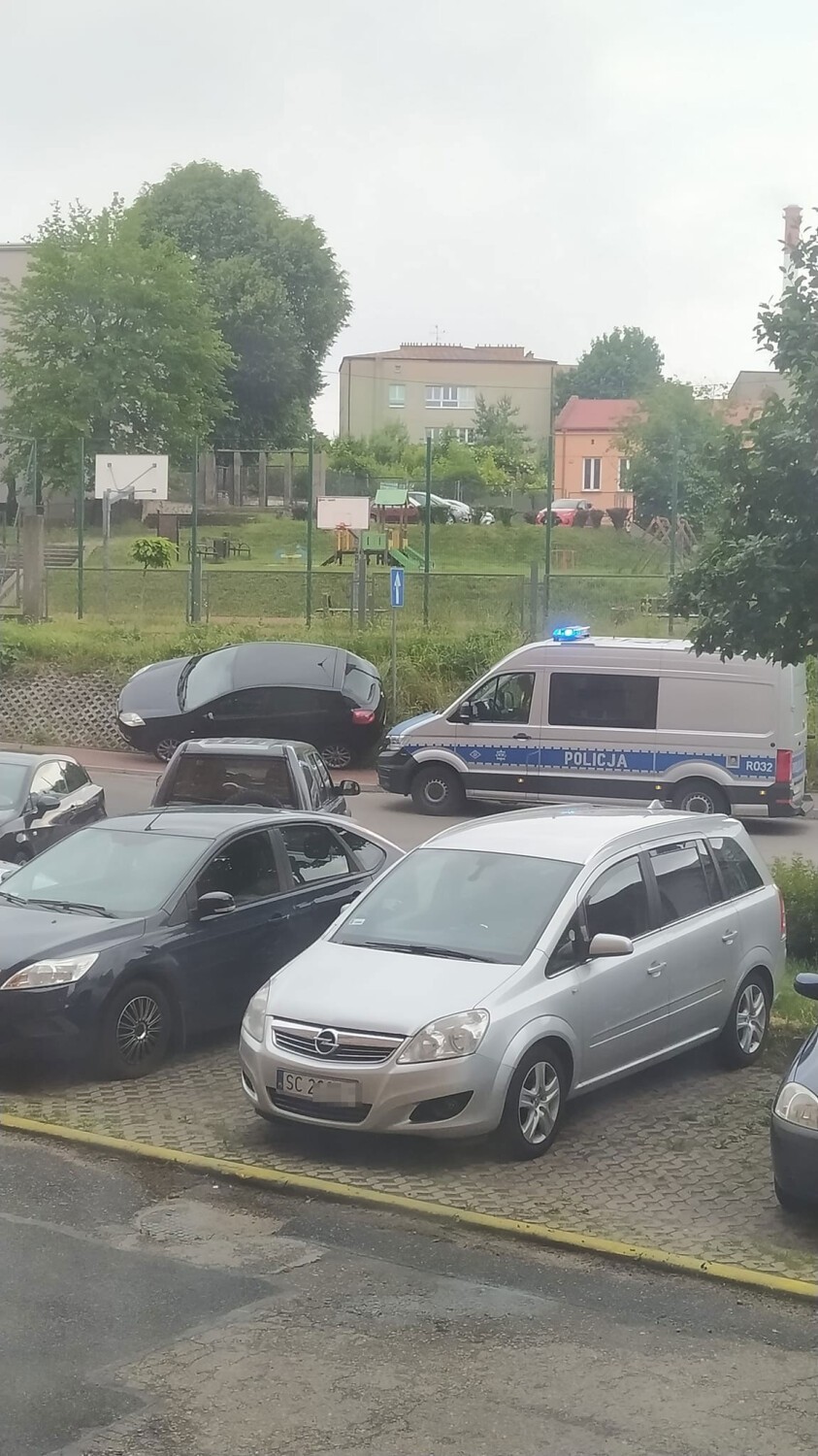 Przerażający wypadek przed szkołą w Częstochowie! Samochód bez kierowcy stoczył się na dziecko. Chłopczyk w ciężkim stanie!