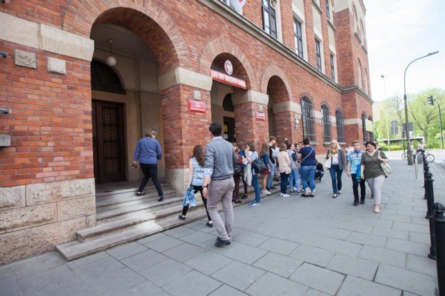 By dać identyczne szanse podwójnemu rocznikowi, większość liceów podwoiło liczbę klas I, niektóre też będą mieć większe klasy