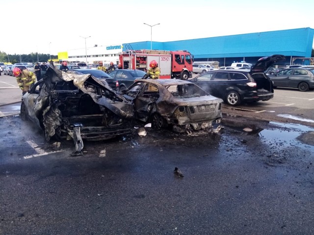 Pożar samochodów przy markecie budowlanym w Gdańsku Osowej w poniedziałek, 28.06.2021 r.