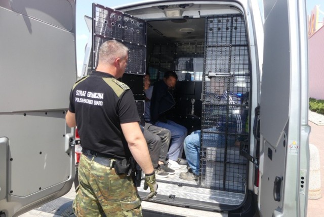 Funkcjonariusze z Placówki Straży Granicznej w Bielsku-Białej i Policjanci z Węgierskiej Górki zatrzymali 31 nielegalnych migrantów oraz wiozącego ich kierowcę.