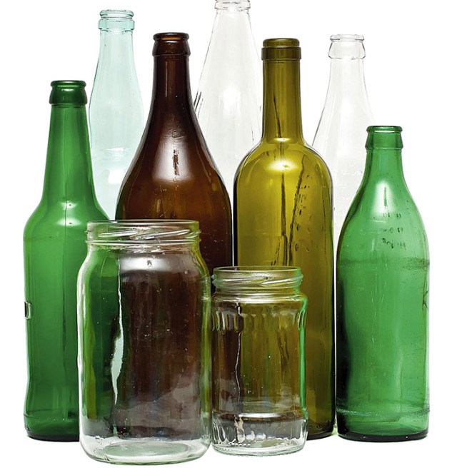 Do pojemnika na szkło wrzucamy opakowania szklane - bezbarwne i kolorowe, w tym m.in.:
-&nbsp;butelki i słoiki szklane po napojach i żywności,
-&nbsp;kolorowe butelki po napojach alkoholowych,
-&nbsp;kolorowe szklane opakowania po  kosmetykach.

Nie tłuczmy szklanych opakowań przed wrzuceniem do pojemnika. Butelki i słoiki wrzucajmy do pojemnika opróżnione, bez zakrętek, zacisków, gumowych uszczelek.

Do pojemnika na szkło NIE powinno się wrzucać:
-&nbsp;szkła stołowego, porcelany, fajansu, ceramiki, szkła żaroodpornego,
-&nbsp;luster, szkła okiennego, witraży,
-&nbsp;żarówek,
-&nbsp;lamp neonowych, fluorescencyjnych i rtęciowych,
-&nbsp;reflektorów,
-&nbsp;izolatorów,
-&nbsp;doniczek,
-&nbsp;szkła okularowego,
-&nbsp;ekranów i lamp telewizyjnych,
-&nbsp;szyb samochodowych,
-&nbsp;nieopróżnionych opakowań po lekach, olejach, rozpuszczalnikach, 
-&nbsp;szkła zbrojonego.