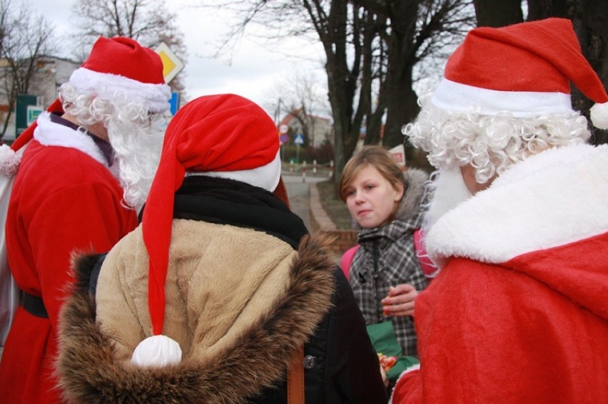 Międzybórz: Święty Mikołaj odwiedził mieszkańców miasta