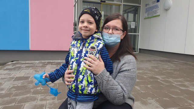 Powikłania po bezobjawowym COVID-19 omal nie skończyły się tragicznie dla 4-letniego Mikołaja z Łodzi. Uratowała go terapia ostatniej szansy, czyli sztuczne płucoserce. Lekarze apelują, żeby dla bezpieczeństwa dzieci szczepić się.

CZYTAJ DALEJ >>>
.