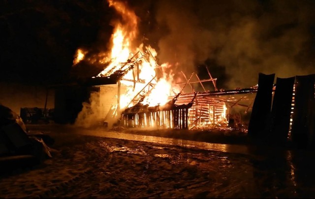 Pożar doszczętnie strawił zabudowania gospodarcze w Jastrzębi koło Ciężkowic