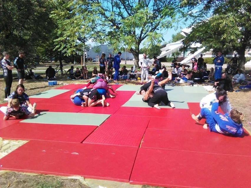 Pokaz ju-jitsu przyciągnął dużo obserwatorów,