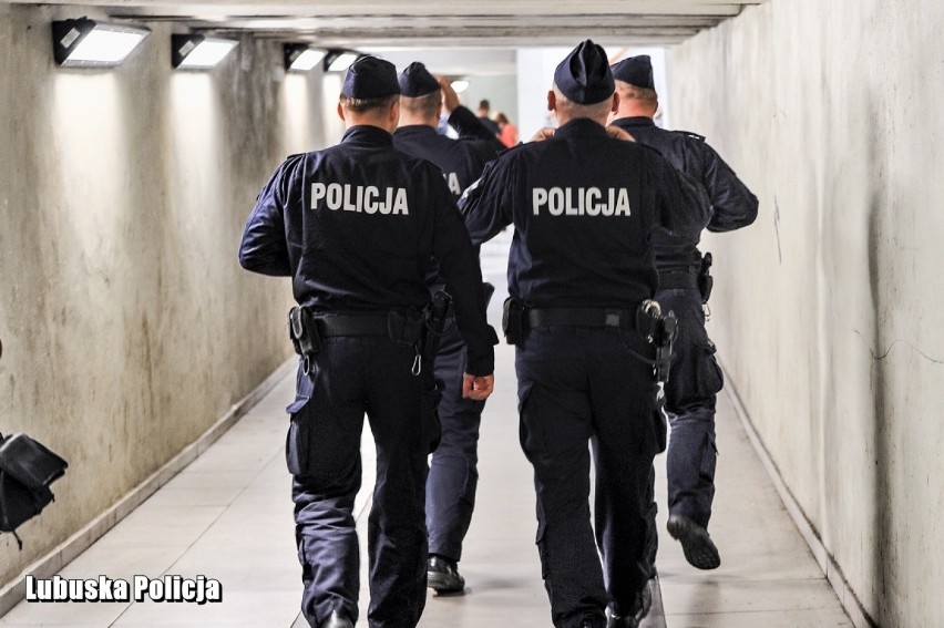 W Kostrzynie policjanci dbają o bezpieczeństwo podróżujących...