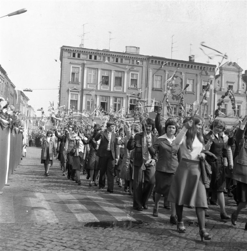 Pochody pierwszomajowe w Lesznie i regionie. Jak świętowano 1 maja w PRL? 