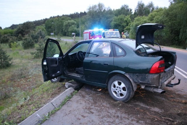 24-letni kierowca opla vectry nie dostosował prędkości do warunków drogowych, stracił panowanie nad pojazdem i uderzył w przydrożną latarnię