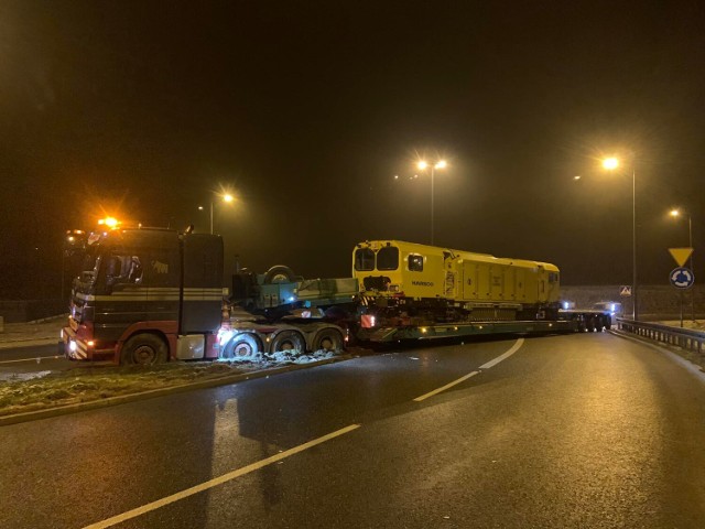Kierowca ciężarówki z naczepą, wioząc potężny ładunek, zablokował przejazd na węźle Brzesko, 7/8.12.2021