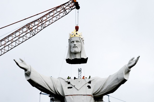 Nie tak prosto – z powodu silnego wiatru - było zamontować głowę Chrystusa, która waży 15 ton i ma 4,5 m wysokości.