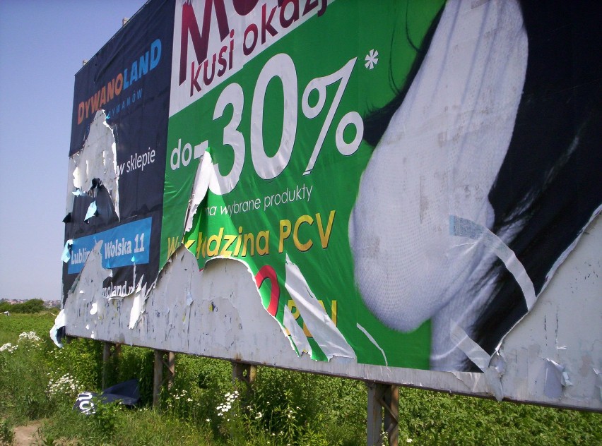 Łuszczów: Wandale zniszczyli duży billboard reklamowy