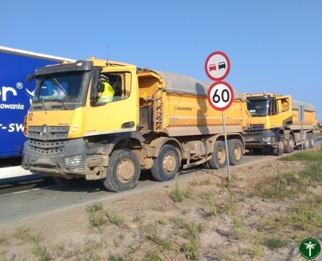 Skandal na drodze pod Bydgoszczą. Po raz kolejny inspektorzy WITD z Bydgoszczy złapali kierowców przeładowanych ciężarówek obsługujących budowę S5. 

Przeładowane piachem pojazdy rozjeżdżały rozgrzany do temperatury 50 stopni C asfalt i stanowiły poważne zagrożenie na drodze. Teraz przewoźników czekają kary.

Czytaj dalej ➤➤

Flesz: Autostrady, bramki, systemy płatności - jak ominąć korki?
