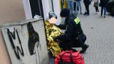 Strażnicy miejscy pomogli mężczyźnie, który zgubił się w Poznaniu. Siedział kilka godzin na schodach jednej z kamienic