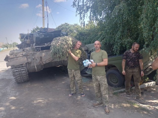 Ukraińscy żołnierze z darami z Polski. Przysłanymi ze Starachowic. Na kolejnych zdjęciach zobaczcie jak wygląda pomoc ekipy ze Starachowic na Ukrainie.
